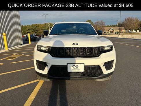 Used 2024 Jeep Grand Cherokee Altitude image 2