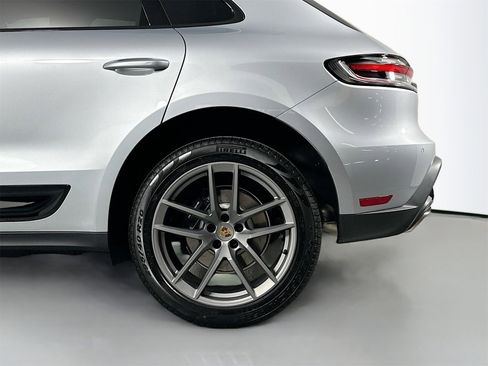 Certified 2025 Porsche Macan image 12