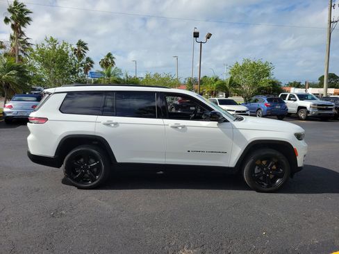 Used 2023 Jeep Grand Cherokee L Limited w/ Black Appearance Package image 5