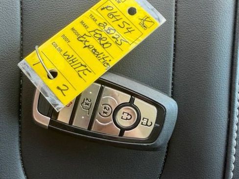 Used 2025 Ford Expedition Max Platinum AWD/4WD image 2
