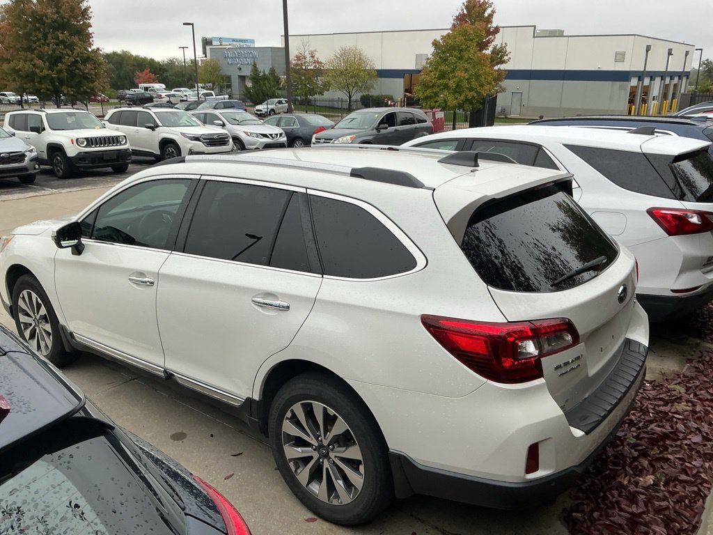 Used 2017 Subaru Outback 2.5i Touring w/ Popular Package #5A AWD/4WD image 4
