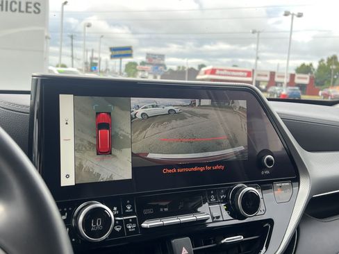 Used 2023 Toyota Highlander Platinum image 31