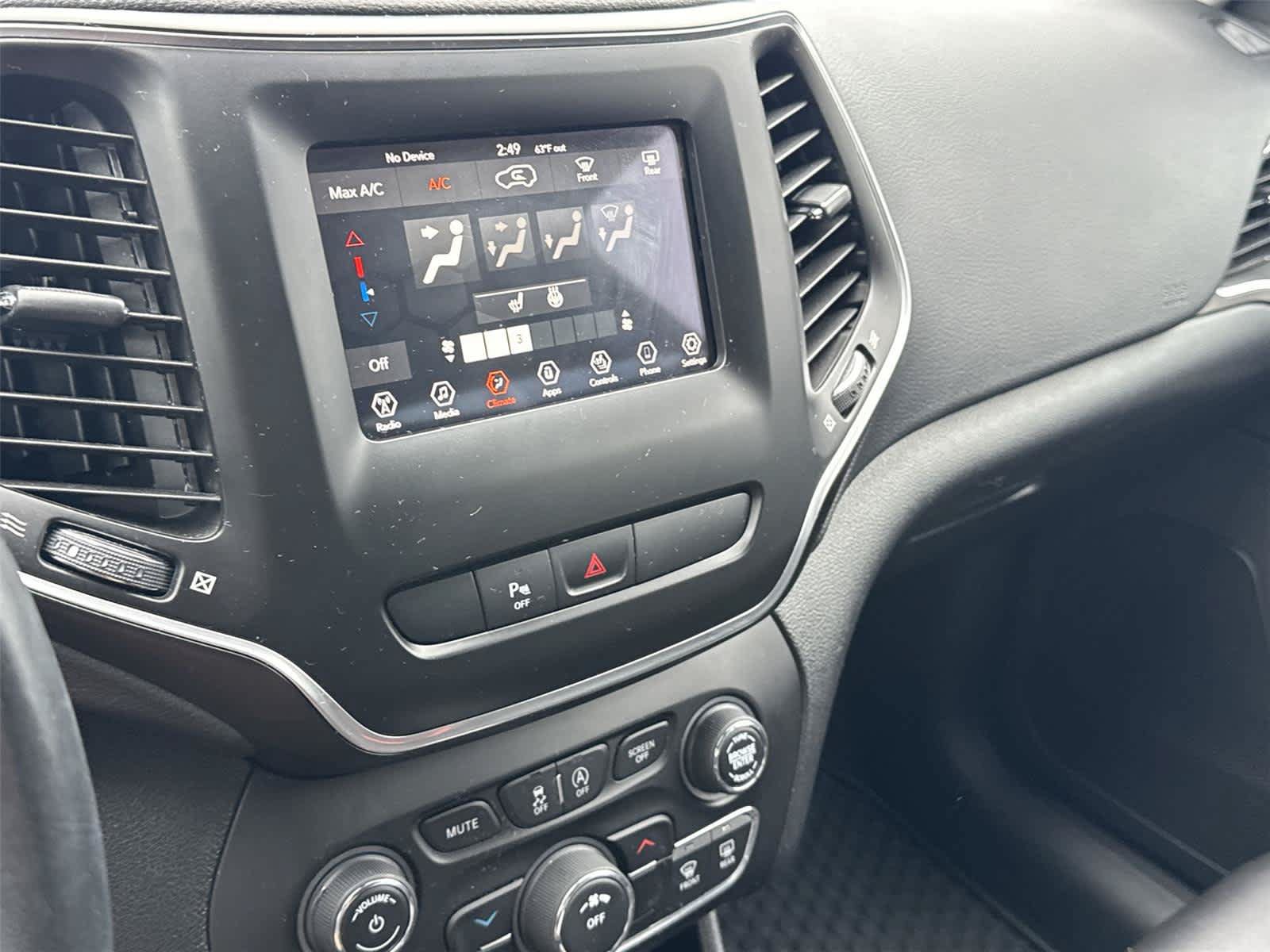Used 2020 Jeep Cherokee Latitude Plus w/ Cold Weather Group AWD/4WD image 18