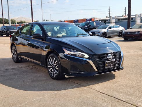 Used 2025 Nissan Altima 2.5 SV FWD image 4
