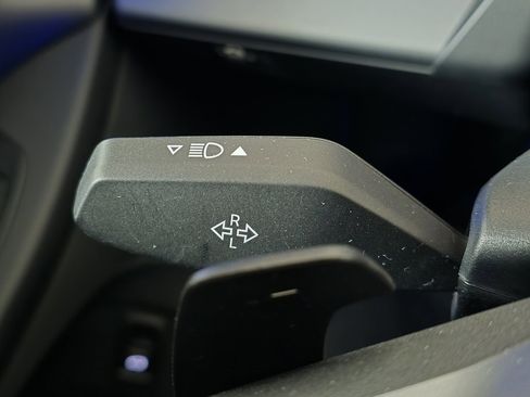 Used 2025 BMW 530i xDrive w/ Premium Package image 24