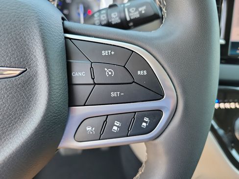 Used 2024 Chrysler Pacifica Touring-L FWD image 22