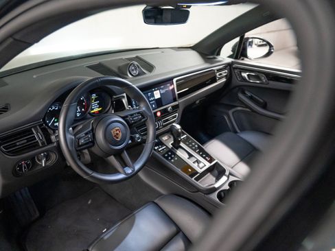 Certified 2026 Porsche Macan AWD/4WD image 4