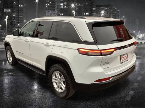 Used 2023 Jeep Grand Cherokee Laredo image 5