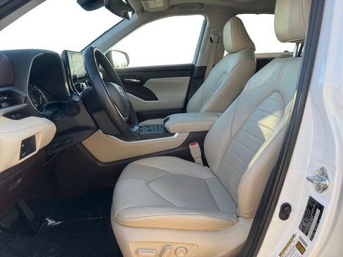 Used 2022 Toyota Highlander XLE image 6