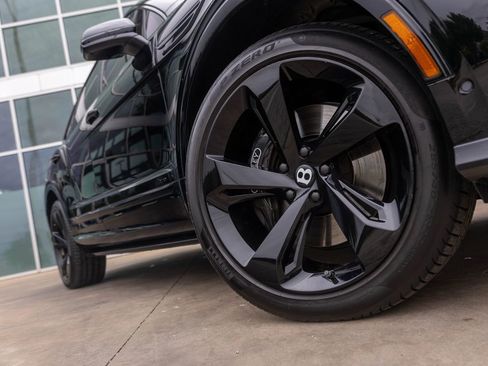 Used 2024 Bentley Bentayga AWD/4WD image 3