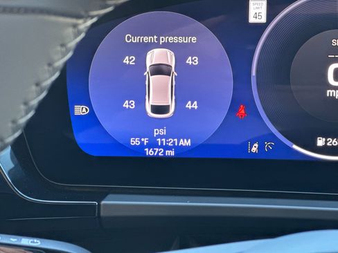 Certified 2025 Porsche Macan Electric image 32