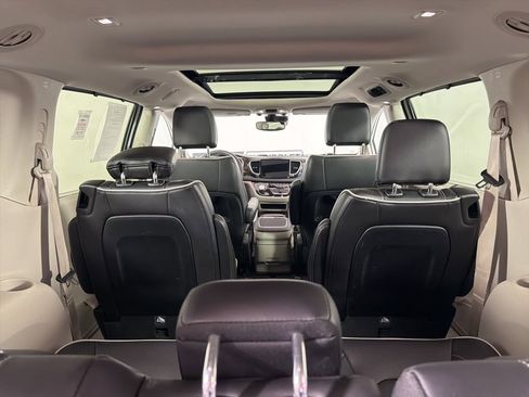 Used 2023 Chrysler Pacifica Limited w/ Trailer Tow Group image 19