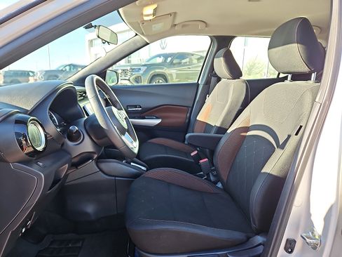 Used 2019 Nissan Kicks SR image 9