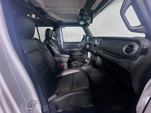 Used 2023 Jeep Wrangler Unlimited Sahara AWD/4WD image 31