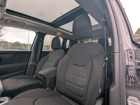 Used 2020 Jeep Renegade Latitude w/ Popular Equipment Group image 9