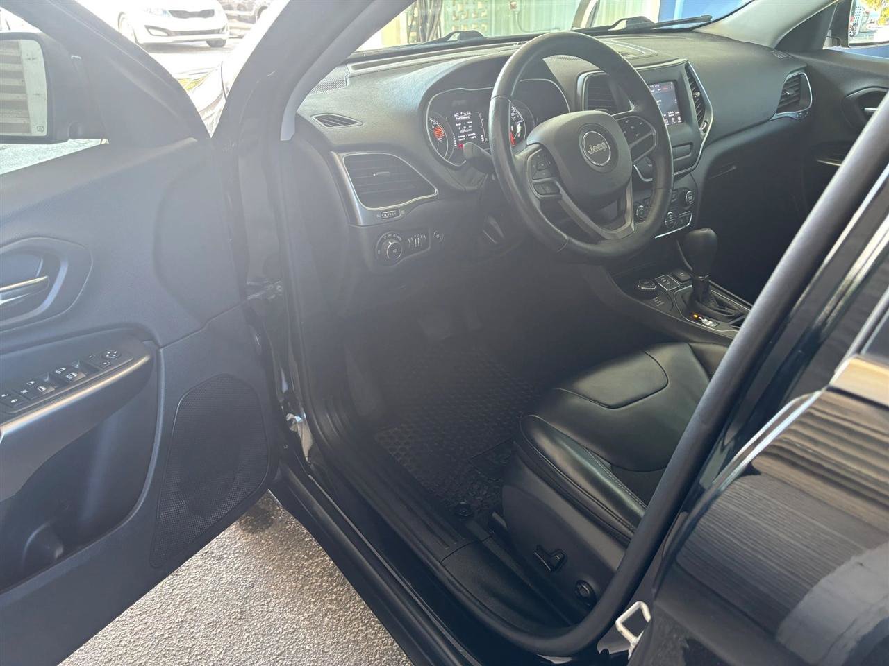 Used 2019 Jeep Cherokee Latitude Plus w/ Comfort/Convenience Group AWD/4WD image 9