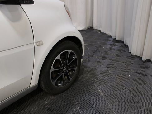 Used 2016 smart fortwo passion image 33