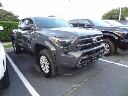Used 2025 Toyota Tacoma SR5 AWD/4WD image 4