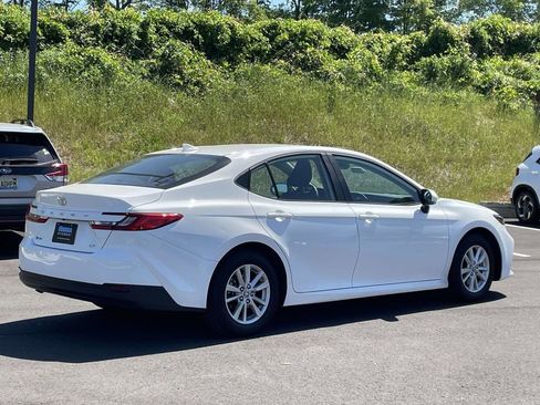 Used 2025 Toyota Camry LE image 3