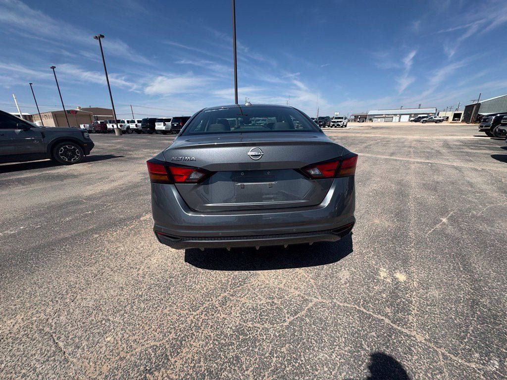 Used 2025 Nissan Altima 2.5 SV FWD image 5