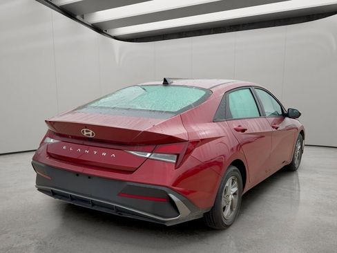 Used 2024 Hyundai Elantra SE image 5