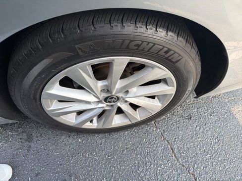 Used 2022 Toyota Camry LE FWD image 3