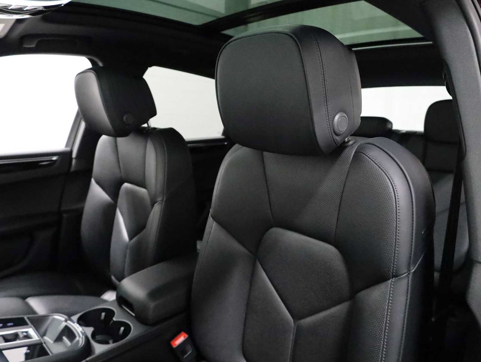 Certified 2023 Porsche Macan Turbo AWD/4WD image 19