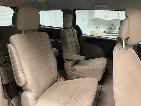 Used 2012 Chrysler Town & Country Touring image 13