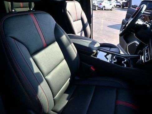 Used 2025 Chevrolet Traverse RS image 25