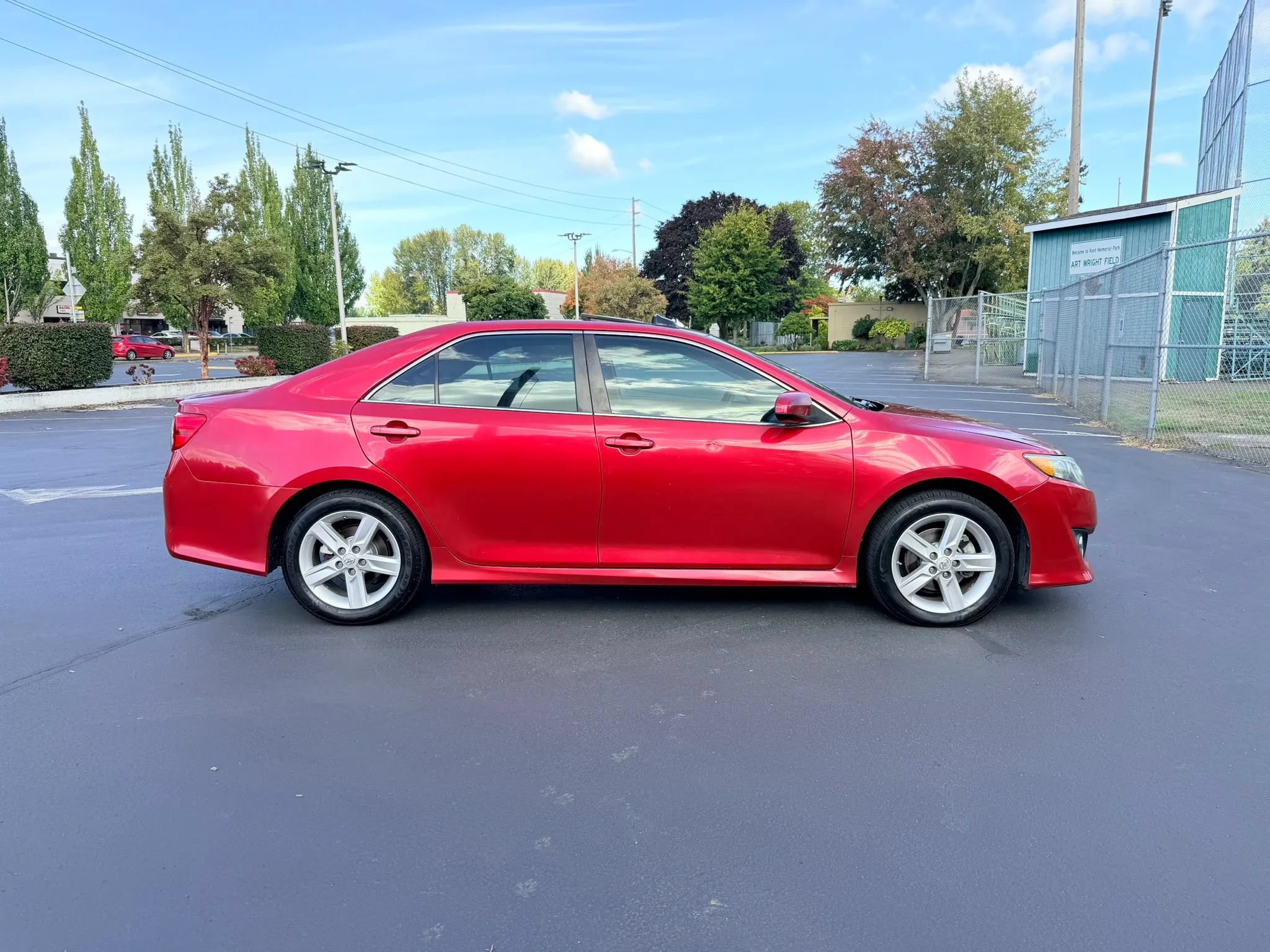 Used 2014 Toyota Camry SE w/ Moonroof Package FWD image 6