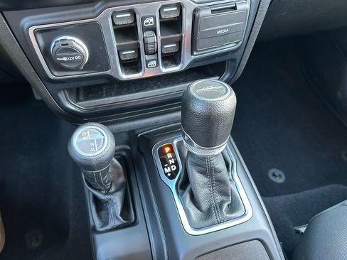 Used 2023 Jeep Gladiator Sport AWD/4WD image 15