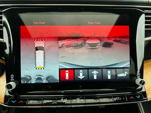 Used 2022 Jeep Grand Wagoneer Series III AWD/4WD image 13