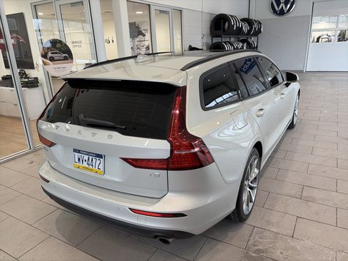 Used 2020 Volvo V60 T5 Momentum image 5