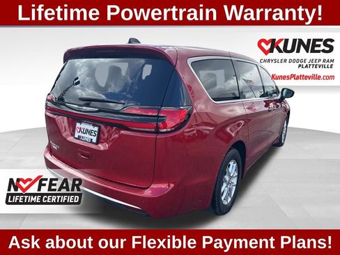 Used 2025 Chrysler Pacifica Select FWD image 4