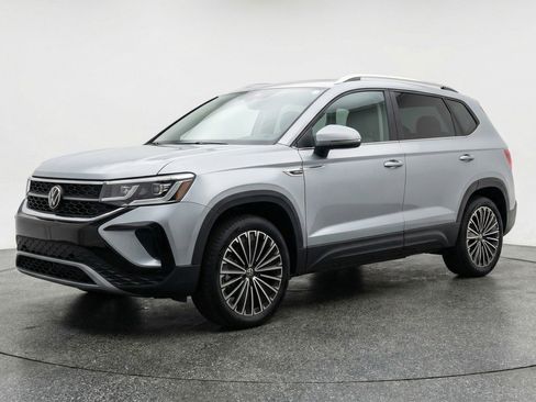 Used 2025 Volkswagen Taos SE image 3