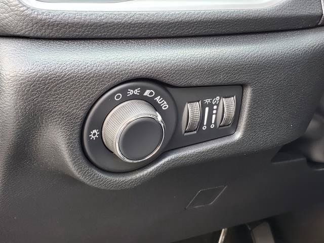 New 2027 Chrysler Pacifica Select AWD/4WD image 8