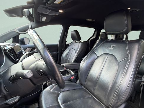 Used 2018 Chrysler Pacifica Touring-L Plus w/ Advanced Safetytec Group FWD image 24