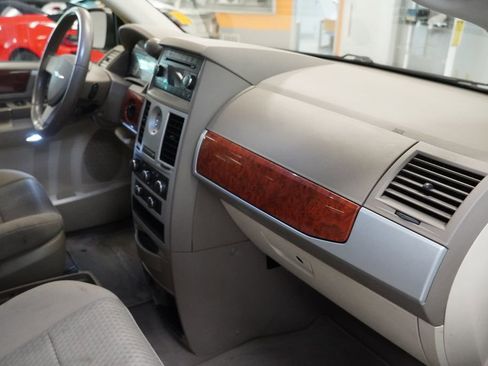 Used 2009 Chrysler Town & Country Touring FWD image 25