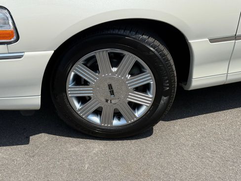 Used 2005 Lincoln Town Car Signature image 5