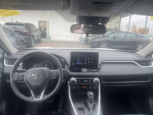Used 2025 Toyota RAV4 XLE image 33