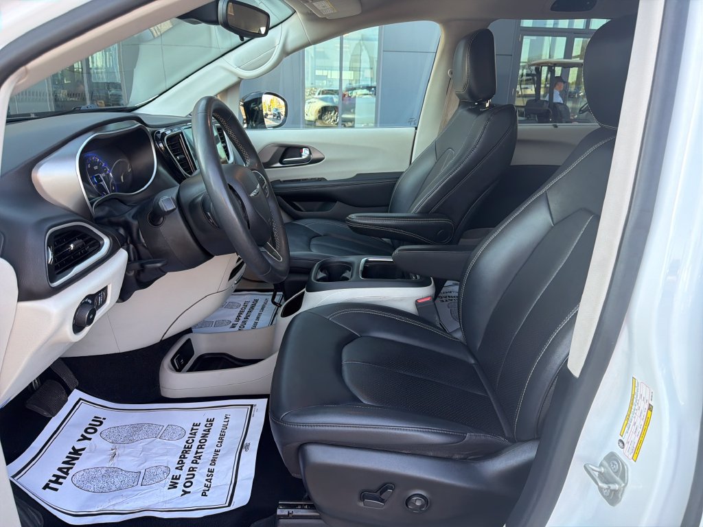 Used 2024 Chrysler Pacifica Touring-L FWD image 12