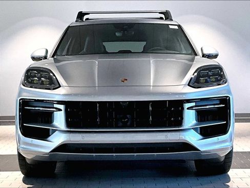 Used 2025 Porsche Cayenne GTS w/ Premium Package image 13
