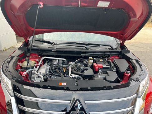 New 2025 Mitsubishi Outlander SE image 33