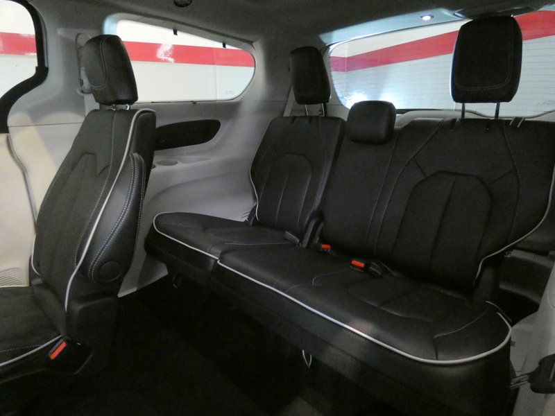 Used 2024 Chrysler Pacifica Limited w/ Trailer Tow Group AWD/4WD image 30