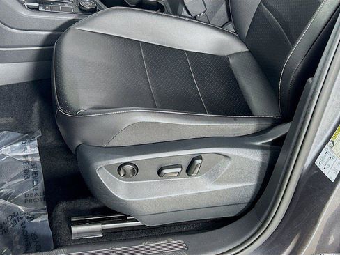 Certified 2021 Volkswagen Tiguan SE w/ Panoramic Sunroof Package AWD/4WD image 18