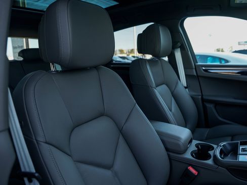 Certified 2025 Porsche Macan image 34