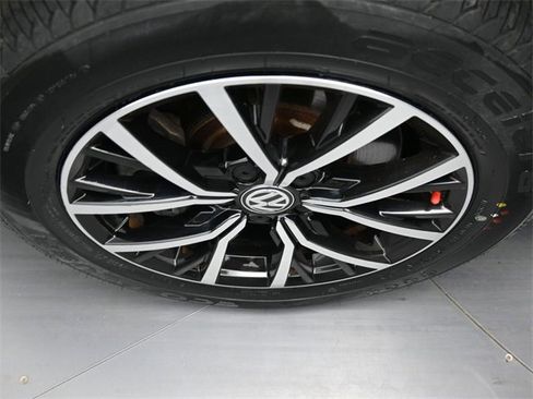 Used 2021 Volkswagen Tiguan SE image 17