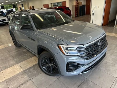 Used 2025 Volkswagen Atlas Cross Sport SEL R-Line AWD/4WD image 10