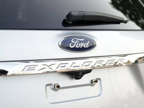 Used 2019 Ford Explorer XLT FWD image 32
