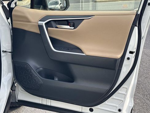 Used 2019 Toyota RAV4 Limited image 12